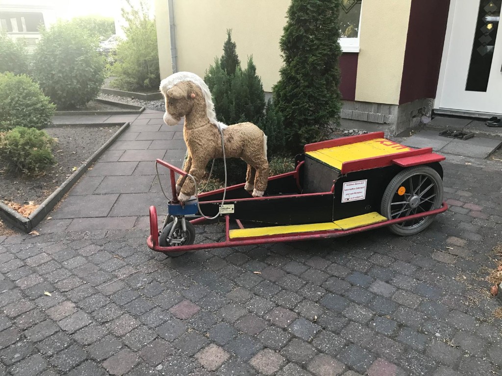 Elektrokutsche vor einem Haus