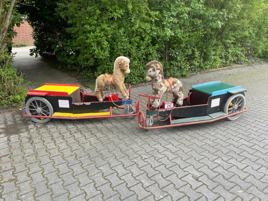 Zwei ElektroKutschen mit Plüshpferden, rot, gelb und schwarz