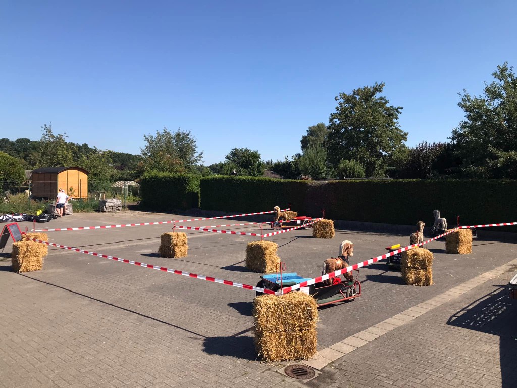 Fahrparcours mit Strohballen und ElektroKutschen